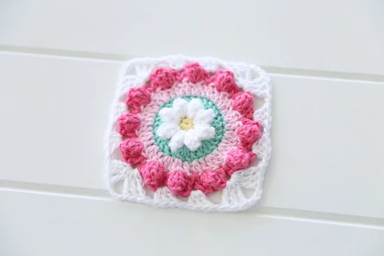 Crochet Daisy Granny Square Pattern (Free 3-Round Motif), crocheted