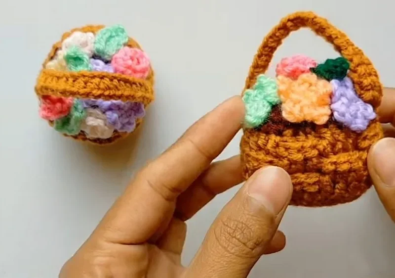 Mini Crochet Basket Bag Charm – Free Pattern with Flowers, crocheted