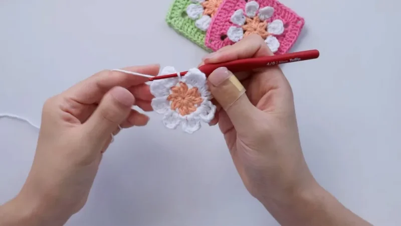 3D Daisy Flower Granny Square Crochet Pattern for Beginners — photo 3