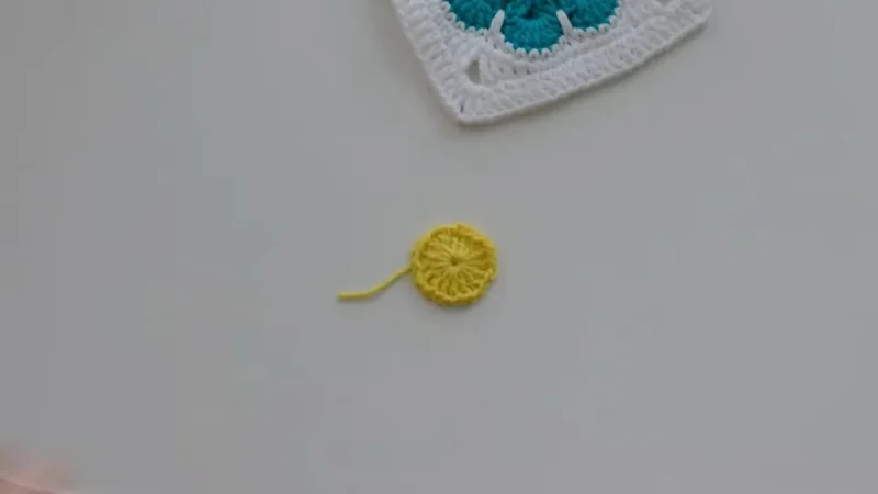 3D Daisy Flower Granny Square Crochet Pattern for Beginners — photo 6