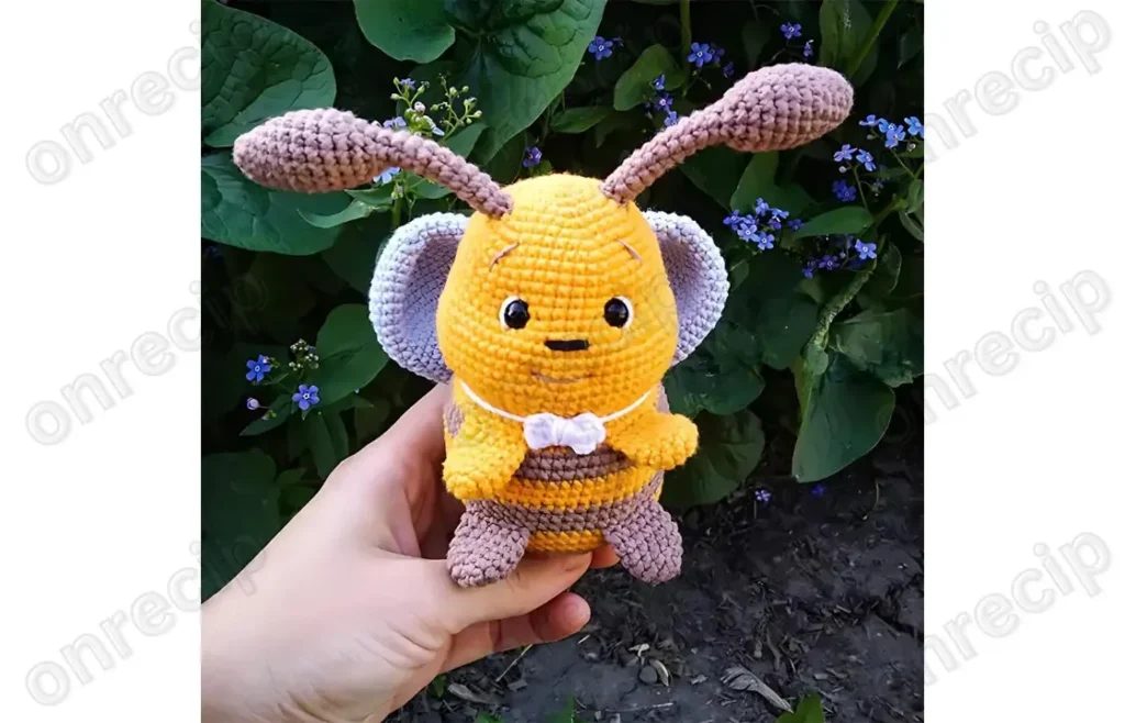 Small crochet bee amigurumi pattern with antennae