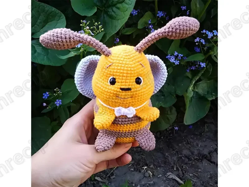 Small crochet bee amigurumi pattern with antennae