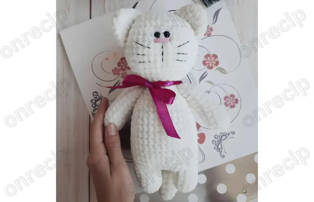 Amigurumi kitty crochet pattern with a shaped head