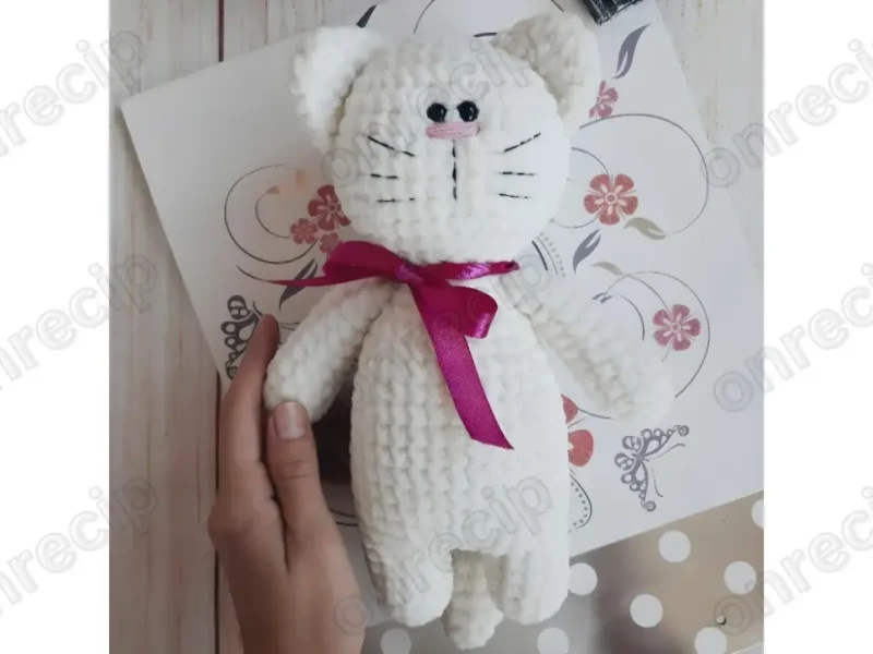 Amigurumi kitty crochet pattern with a shaped head