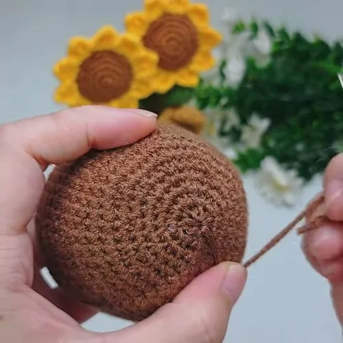 Crochet cat planter with a sunflower bloom — photo 2