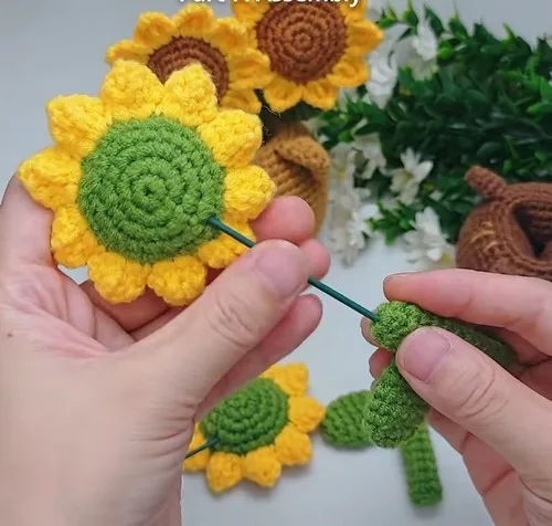 Crochet cat planter with a sunflower bloom — photo 3