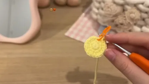 Little crochet chicken keychain for beginners — photo 3