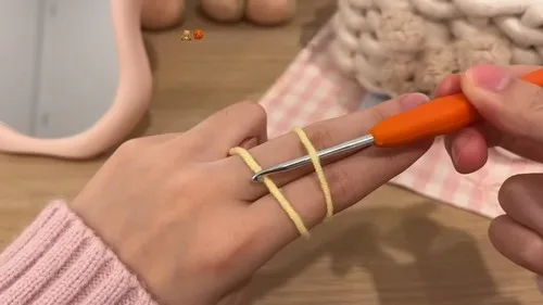 Little crochet chicken keychain for beginners — photo 4