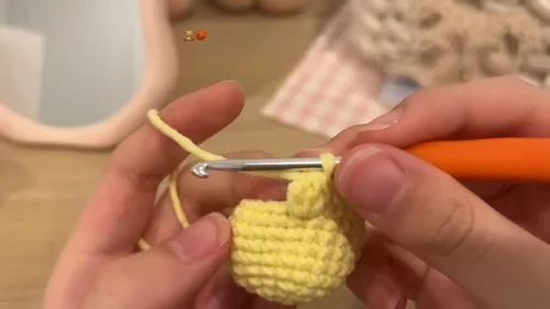 Little crochet chicken keychain for beginners — photo 5