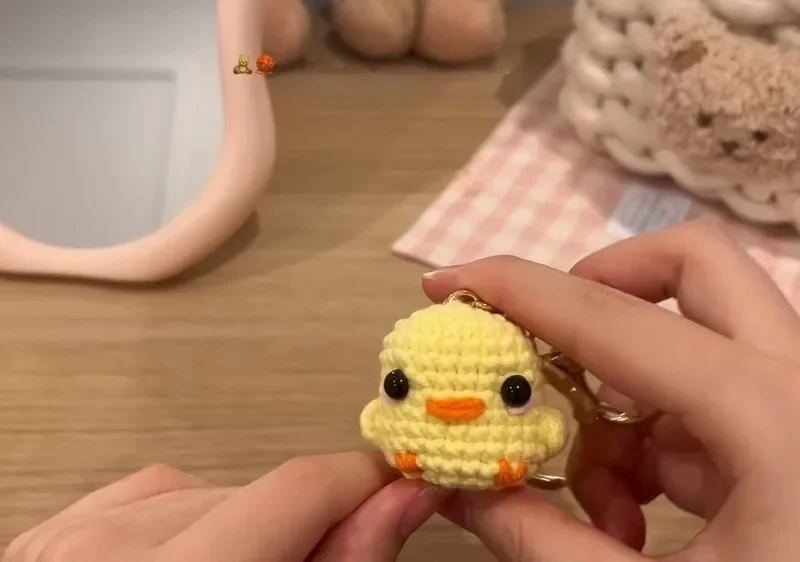 Little crochet chicken keychain for beginners