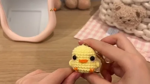 Little crochet chicken keychain for beginners — photo 2