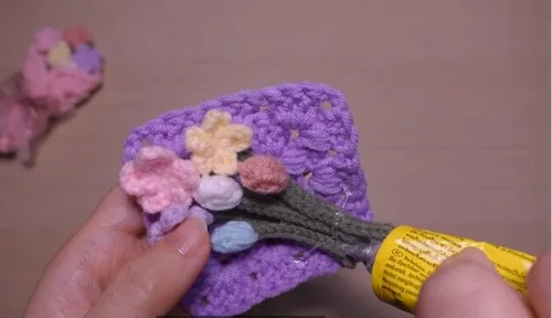 Small crochet flower bouquet with granny square base — photo 2