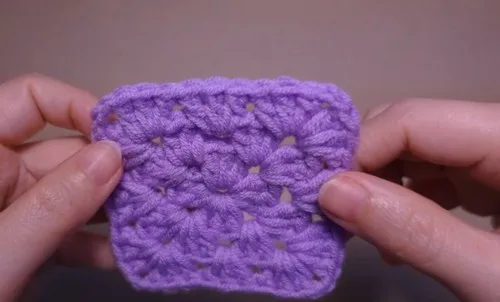 Small crochet flower bouquet with granny square base — photo 3
