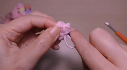 Small crochet flower bouquet with granny square base — photo 4