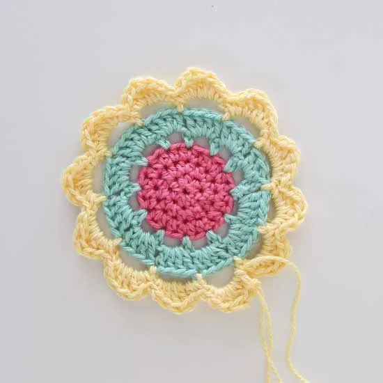 Crochet flower mandala with a simple color change — photo 3
