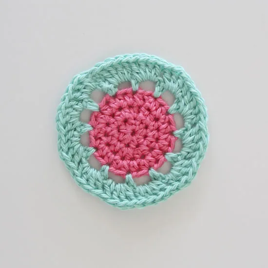 Crochet flower mandala with a simple color change — photo 4