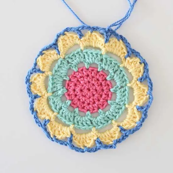 Crochet flower mandala with a simple color change — photo 6