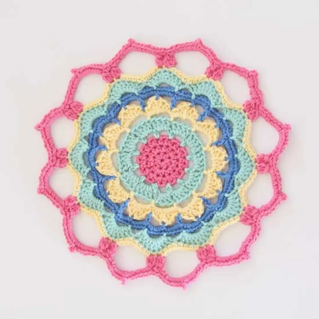 Crochet flower mandala with a simple color change