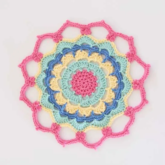 Crochet flower mandala with a simple color change — photo 2