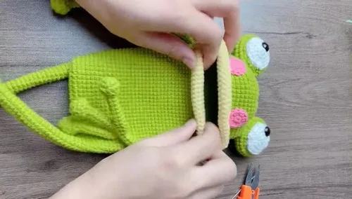 Crochet frog bag pattern with overalls and star — photo 2