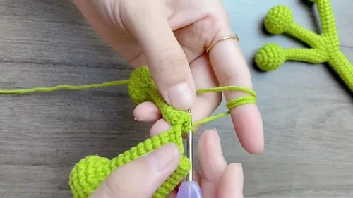 Crochet frog bag pattern with overalls and star — photo 4