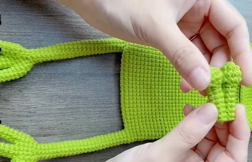 Crochet frog bag pattern with overalls and star — photo 5