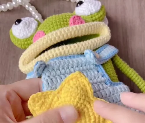 Crochet frog bag pattern with overalls and star