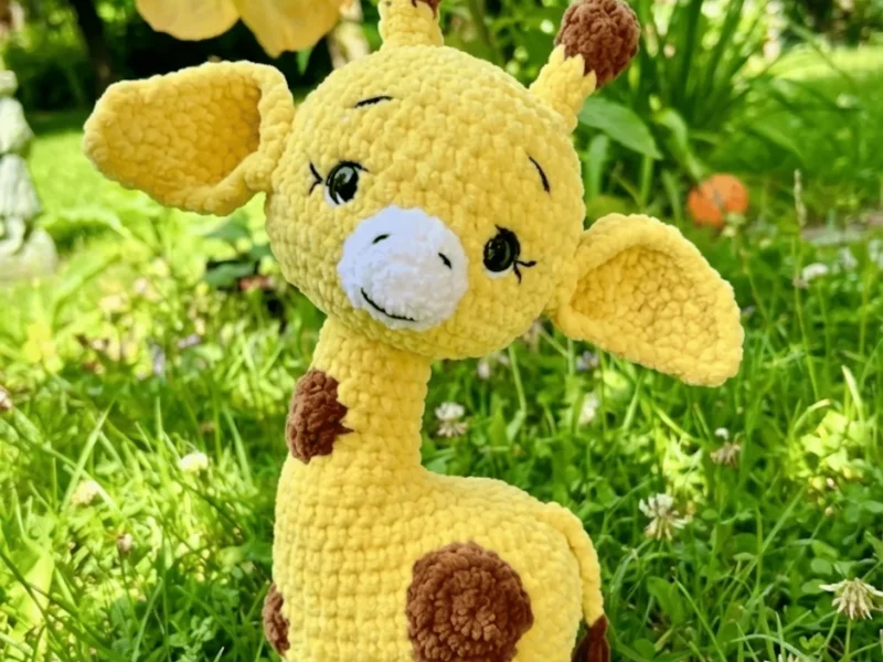 A gentle giraffe to crochet over a few quiet evenings