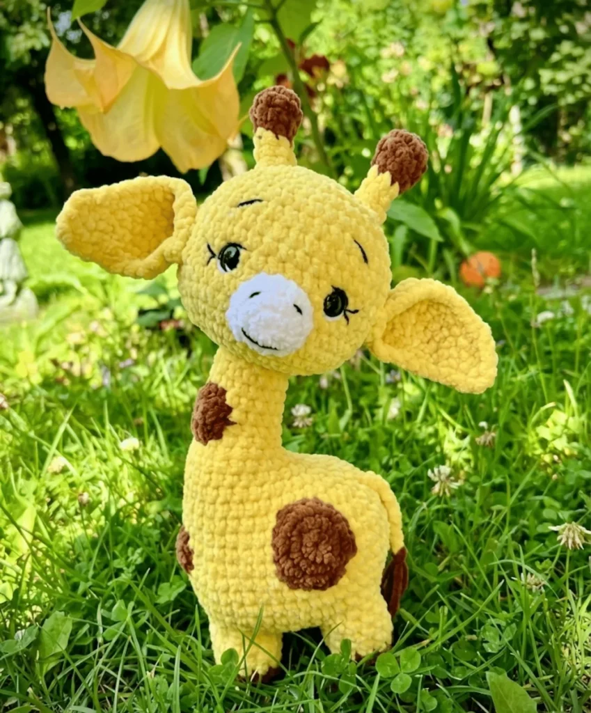 A gentle giraffe to crochet over a few quiet evenings