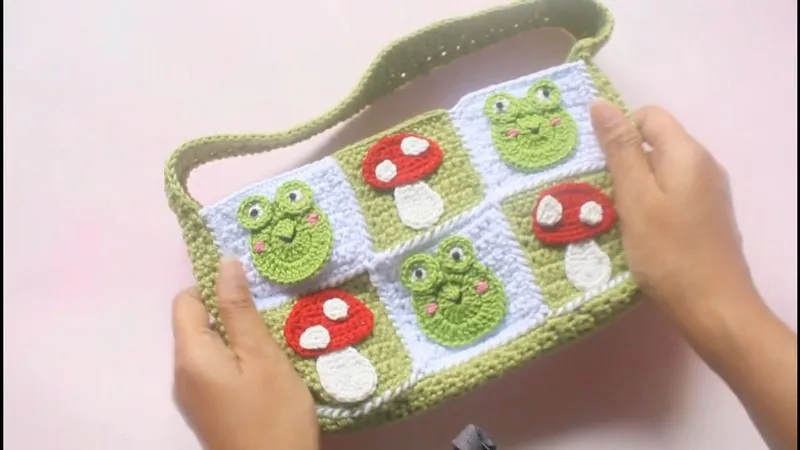 Crochet Granny Frog and Mushroom Bag Pattern — photo 2