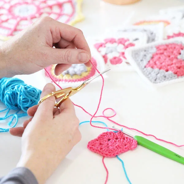 Crochet Granny Heart Square Pattern - Two-Color Tutorial — photo 6