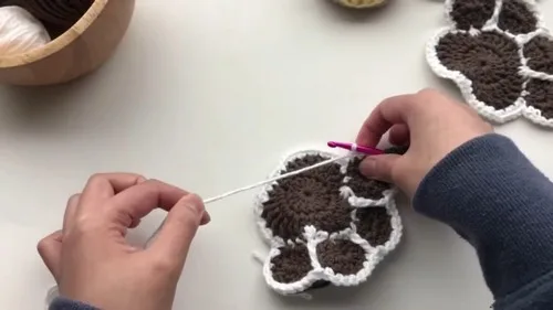 Crochet paw print coaster with shaped toe pads — photo 2