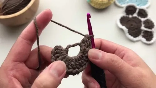Crochet paw print coaster with shaped toe pads — photo 3