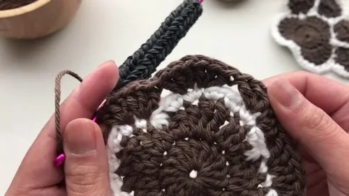 Crochet paw print coaster with shaped toe pads — photo 4