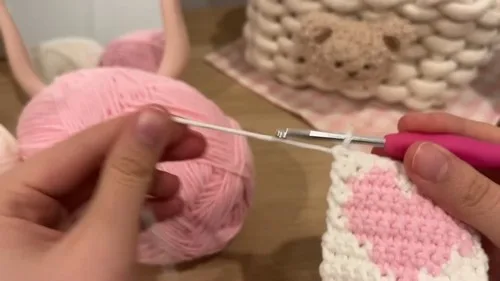 Crochet pixel heart square for beginners — photo 3