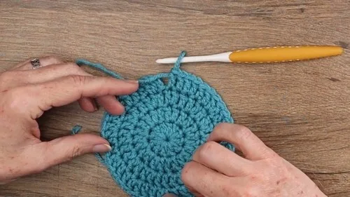Adorable Crochet Squirtle Hat Pattern for Pokémon Fans — photo 4