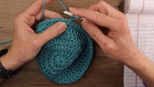 Adorable Crochet Squirtle Hat Pattern for Pokémon Fans — photo 5