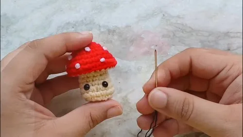 Little mushroom amigurumi keychain pattern — photo 3