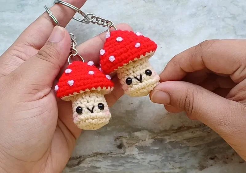 Little mushroom amigurumi keychain pattern