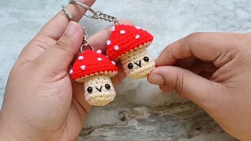 Little mushroom amigurumi keychain pattern — photo 2