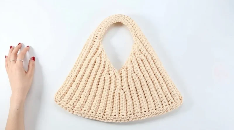 Pleated tote bag crochet pattern with backstitch shaping — photo 2