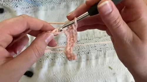 Simple crochet bag charm holder strip for beginners — photo 2