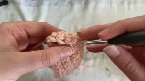 Simple crochet bag charm holder strip for beginners — photo 3