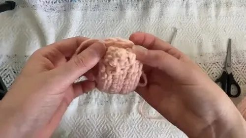 Simple crochet bag charm holder strip for beginners — photo 4