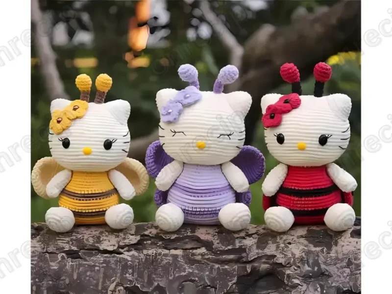 Small crochet kitten pattern with puff-stitch hand detail