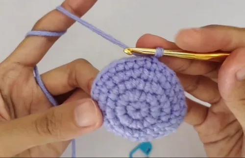 Small round crochet mini bag pattern for evenings — photo 2