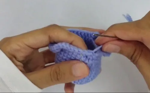 Small round crochet mini bag pattern for evenings — photo 3