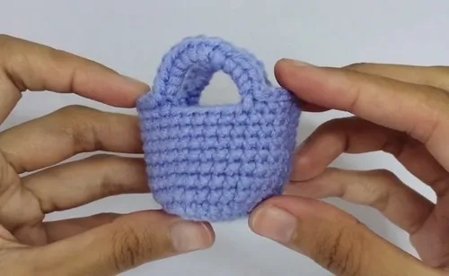 Small round crochet mini bag pattern for evenings
