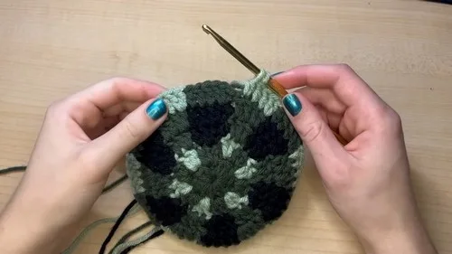 A plaid beanie pattern for quiet winter evenings — photo 2