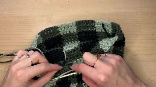 A plaid beanie pattern for quiet winter evenings — photo 3
